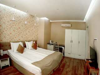 Отель Hotel Nata Тбилиси Улучшенный двухместный номер с 1 кроватью или 2 отдельными кроватями-2