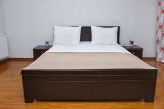 Отель Hotel Nata Тбилиси Двухместный номер с двуспальной кроватью и дополнительной кроватью-6