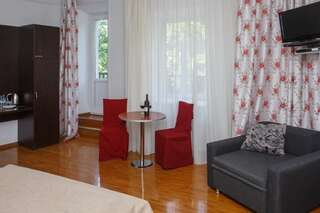 Отель Hotel Nata Тбилиси Двухместный номер с двуспальной кроватью и дополнительной кроватью-8