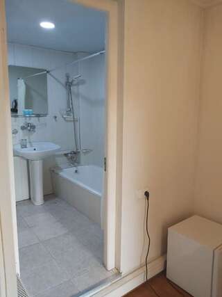 Отель Hotel Nata Тбилиси Двухместный номер эконом-класса с 1 кроватью или 2 отдельными кроватями-3